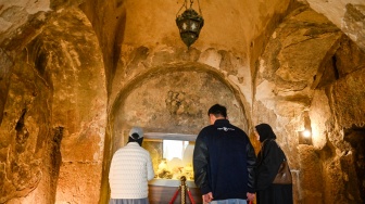 Wisatawan berada di dalam situs Goa Ashabul Khafi (tujuh pemuda) di Abu Alanda, Amman, Yordania, Selasa (17/2/2026). [ANTARA FOTO/Muhammad Adimaja/foc]
