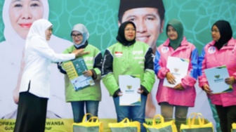 Gubernur Khofifah Berbagi Kebahagiaan Sambut Ramadan Bersama 850 Bunda Ojol dan 455 Jemaah