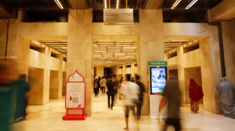 Umat Islam datang untuk melaksanakan ibadah Salat Tarawih di Masjid Istiqlal, Jakarta, Rabu (18/2/2026). [Suara.com/Alfian Winanto]