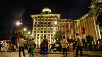 Umat Islam datang untuk melaksanakan ibadah Salat Tarawih di Masjid Istiqlal, Jakarta, Rabu (18/2/2026). [Suara.com/Alfian Winanto]