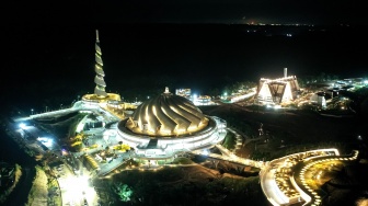 Foto udara suasana dari Masjid Negara Ibu Kota Nusantara (IKN) di Penajam Paser Utara, Kalimantan Timur, Selasa (17/2/2026). [ANTARA FOTO/M Risyal Hidayat/foc]