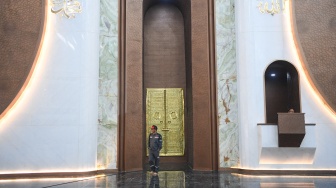 Petugas berjalan di dalam Masjid Negara Ibu Kota Nusantara (IKN) di Penajam Paser Utara, Kalimantan Timur, Selasa (17/2/2026).  [ANTARA FOTO/M Risyal Hidayat/foc]