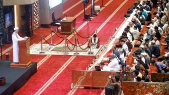 Menteri Agama Nasaruddin Umar memberikan ceramah saat pelaksanaa ibadah Salat Tarawih di Masjid Istiqlal, Jakarta, Rabu (18/2/2026). [Suara.com/Alfian Winanto]