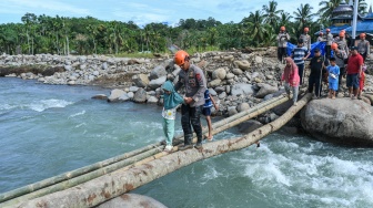 Jembatan Darurat Penghubung Warga Terisolasi di Nagari Salareh Aia