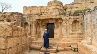 Wisatawan berada di area situs Goa Ashabul Khafi (tujuh pemuda) di Abu Alanda, Amman, Yordania, Selasa (17/2/2026). [ANTARA FOTO/Muhammad Adimaja/foc]
