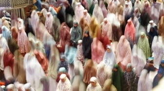 Umat Islam melaksanakan ibadah Salat Tarawih di Masjid Istiqlal, Jakarta, Rabu (18/2/2026). [Suara.com/Alfian Winanto]