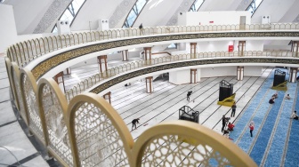 Petugas membersihkan lantai di dalam Masjid Negara Ibu Kota Nusantara (IKN) di Penajam Paser Utara, Kalimantan Timur, Selasa (17/2/2026). [ANTARA FOTO/M Risyal Hidayat/foc]