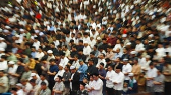 Umat Islam melaksanakan ibadah Salat Tarawih di Masjid Istiqlal, Jakarta, Rabu (18/2/2026). [Suara.com/Alfian Winanto]
