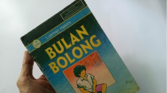 Bulan Bolong dan Awal Mula Saya Jatuh Cinta pada Fiksi