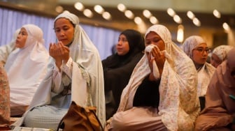 Jamaah berdoa usai melaksanakan ibadah Salat Tarawih di Masjid Istiqlal, Jakarta, Rabu (18/2/2026). [Suara.com/Alfian Winanto]