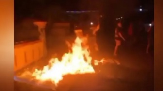 Detik-detik Curanmor di Jombang Dihajar Massa, Motor Dibakar Usai Tarawih!