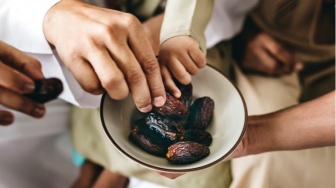 Apakah Makan Kurma Harus Ganjil? Ini Penjelasannya Menurut Hadis