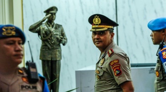 Mantan Kapolres Bima Kota AKBP Didik Putra Kuncoro (tengah) berjalan keluar dari ruang sidang usai mengikuti Sidang Komisi Kode Etik Polri (KKEP) terkait kasus pemilikan narkoba di Gedung Transnational Crime Center (TNCC) Mabes Polri, Jakarta, Kamis (19/2/2026). [ANTARA FOTO/Asprilla Dwi Adha/foc]
