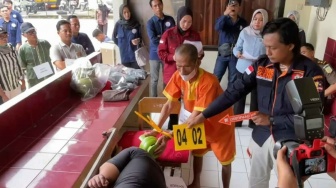 Rekontruksi Ayah Bunuh Anak Kandung di Lamongan, Hantam Korban dengan Tabung Elpiji hingga Tewas