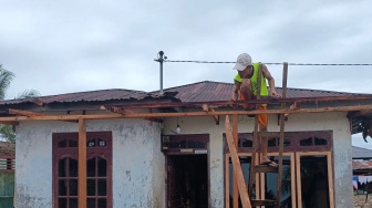 Warga Korban Bencana di Tapanuli Selatan Perbaiki Rumah Secara Mandiri