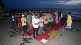 Jamaah Tarekat Syattariyah melaksanakan shalat magrib saat mengikuti tradisi maniliak bulan (hilal), di Pantai Ulakan, Padangpariaman, Sumatera Barat, Kamis (19/2/2026). [ANTARA FOTO/Fitra Yogi/foc]