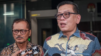 Ketua Komisi Yudisial (KY) Abdul Chair Ramadhan (kanan) didampingi Ketua Bidang Rekrutmen Hakim KY Andi Muhammad Asrun (kiri) menjawab pertanyaan wartawan usai pertemuan dengan KPK di Gedung Merah Putih KPK, Jakarta, Kamis (19/2/2026). [ANTARA FOTO/Reno Esnir/fzn/wsj]