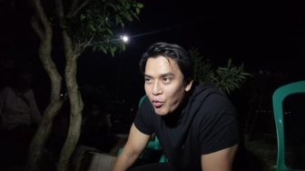 Ziarah ke Makam Olga Syahputra, Billy Pamer Anaknya Berparas Bule