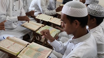 Di Tengah Sunyi, Santri Tuli Ini Menghafal Al Quran dan Bermimpi Jadi Ustaz Dunia