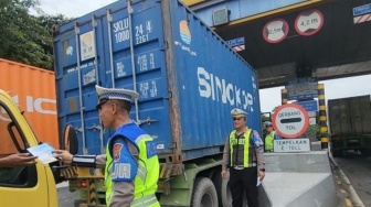 Polda Jatim Tertibkan Truk dan Bus di Lajur Kanan Tol, Ini Alasannya