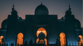 Jam Berapa Buka Puasa Jabodetabek Hari Ini? Ini Waktu Adzan Maghrib Resmi