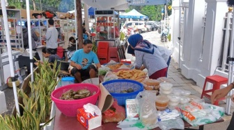 Berkah Ramadan di Masjid Agung Sunda Kelapa: Cerita Pedagang Gorengan Mengais Rezeki Demi Mudik
