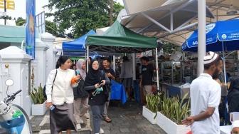 Menjelang Berbuka, Warga Ramai Berburu Takjil di Masjid Agung Sunda Kelapa Menteng