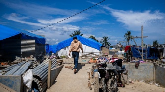 Warga terdampak bencana alam berjalan menuju hunian darurat di Desa Sukajadi, Aceh Tamiang, Aceh, Jumat (20/2/2026). [ANTARA FOTO/Aprillio Akbar/bar]