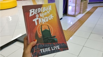 Ketika Takhta Goyah, Sistem Ikut Runtuh: Membaca Bedebah di Ujung Tanduk