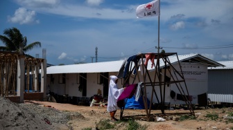 Warga terdampak bencana alam menjemur pakaian di dekat hunian sementara Desa Sukajadi, Aceh Tamiang, Aceh, Jumat (20/2/2026). [ANTARA FOTO/Aprillio Akbar/bar]