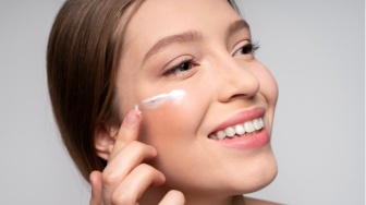 5 Sunscreen Lokal Finish Glowing untuk Kulit Kering, Bikin Wajah Auto Fresh!