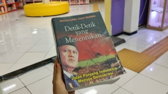 Menggali Sejarah Reformasi Indonesia di Buku Detik-Detik yang Menentukan