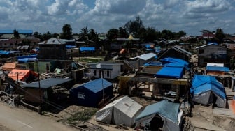 Sejumlah hunian darurat berdiri di dekat permukiman penduduk yang hancur dan rusak di Desa Sukajadi, Aceh Tamiang, Aceh, Jumat (20/2/2026). [ANTARA FOTO/Aprillio Akbar/bar]