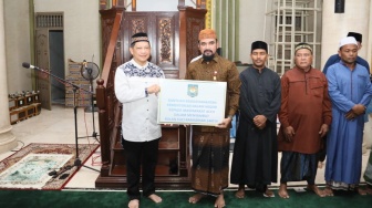 Awali Kunjungan di Aceh Timur, Kasatgas Tito Salat Subuh dan Serahkan Bantuan Kemasyarakatan