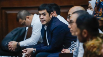 Terdakwa kasus dugaan korupsi tata kelola minyak mentah dan produk kilang Muhammad Kerry Adrianto Riza (tengah) menunggu jalannya sidang di Pengadilan Tipikor, Jakarta, Kamis (19/2/2026). [Suara.com/Alfian Winanto]