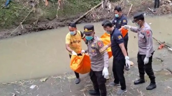 Geger Penemuan Mayat Perempuan di Sungai Paron Ngawi, Membusuk Tanpa Busana!