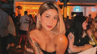 Awkarin Pamer Video Ciuman dengan Cowok Bule, Pacar Baru?