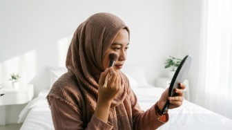 5 Bedak Wudhu Friendly Tahan hingga 10 Jam untuk Kulit Halus dan Bebas Kilap