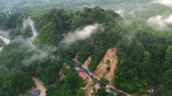 Tebing Bekas Longsor Lembah Anai Dilapisi Pasir Besi, Jalur Padang-Bukittinggi Dibuka Terbatas