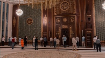 Apakah Jam 19.00 Masih Bisa Sholat Maghrib? Ini Batas Waktu yang Shahih