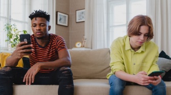 Terjebak Algoritma: Mengapa Internet Hanya Menampilkan yang Kita Suka?