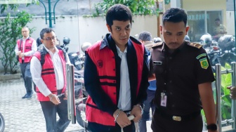 Terdakwa kasus dugaan korupsi tata kelola minyak mentah dan produk kilang Muhammad Kerry Adrianto saat datang untuk menjalani sidang di Pengadilan Tipikor, Jakarta, Senin (23/2/2026). [Suara.com/Alfian Winanto]