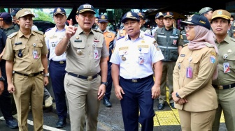 Nekat Jualan di Trotoar Tanah Abang, Wali Kota Ancam PKL Bandel dengan Pidana Ringan!