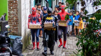 Ketika para Superhero Berbagi Takjil untuk Buka Puasa