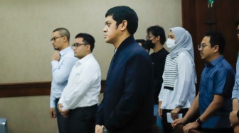 Terdakwa kasus dugaan korupsi tata kelola minyak mentah dan produk kilang Muhammad Kerry Adrianto saat datang untuk menjalani sidang di Pengadilan Tipikor, Jakarta, Senin (23/2/2026). [Suara.com/Alfian Winanto]