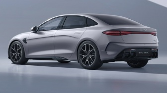 Charger Generasi Baru Racikan BYD Bisa Isi Daya Secepat Isi Bensin