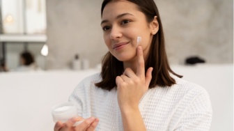 5 Rekomendasi Moisturizer untuk Atasi Bruntusan, Ringan dan Cepat Meresap!