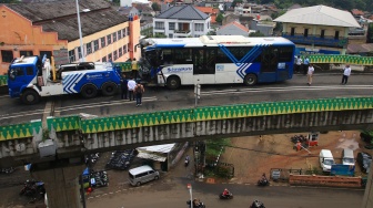 Diduga Sopir Mengantuk, Dua Bus TransJakarta Bertabrakan di Cipulir