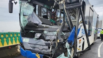 Diduga Main Asal Belok, Pengendara Ojol Luka Parah Dihantam Bus Transjakarta