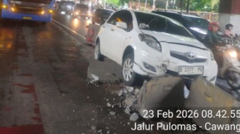 Mobil Pribadi Nyangkut di Pembatas Beton, Layanan Transjakarta di Pulomas Bypass Terganggu